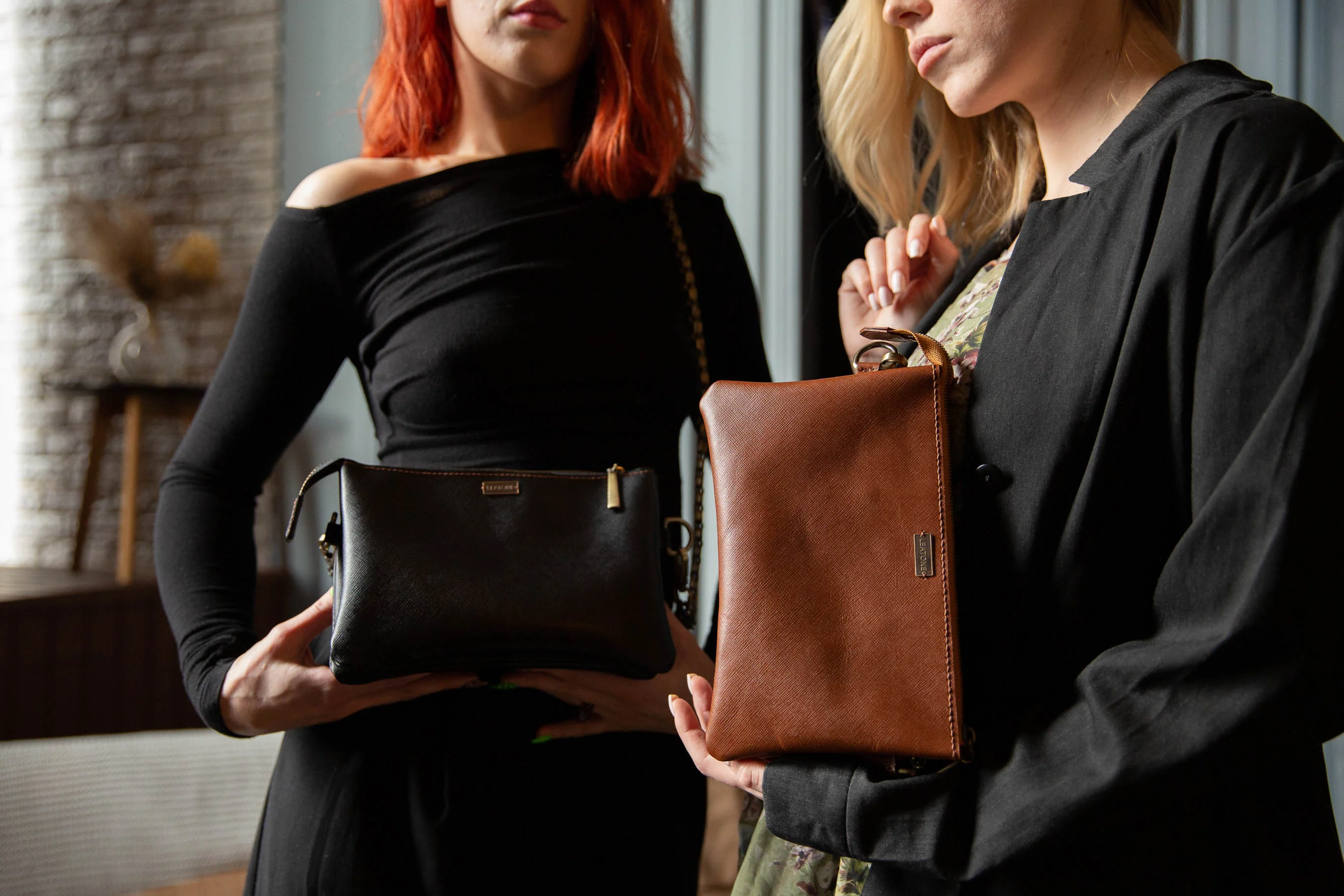 Leatone Women's clutch bag "Claire" in whiskey color - Image 3